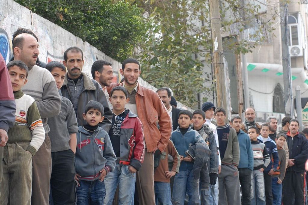 Pessoas fazem fila na cidade de Gaza, para comprar pão: o dia-a-dia dos palestinos está em fotos e nos relatos de blogs como o de Sameh | Sameh Habeeb