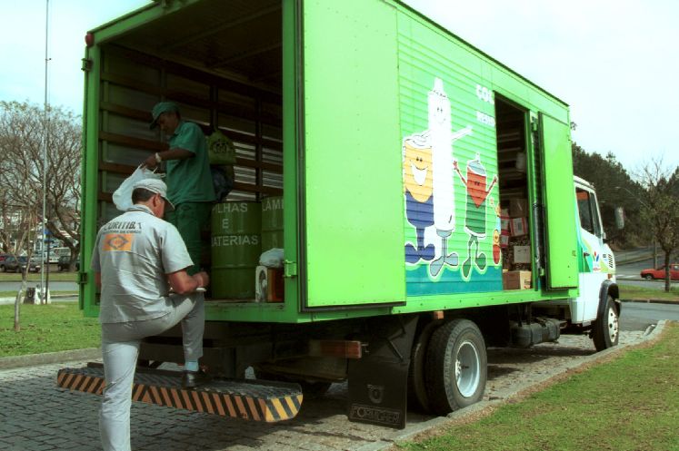Caminhão que recolhe material tóxico fica parado ao lado dos terminais de ônibus | Jairo Resende/Arquivo Gazeta do Povo