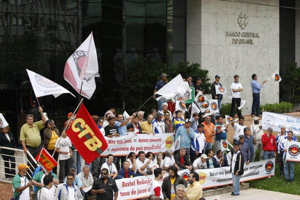 Manifestação em Curitiba reuniu centenas de trabalhadores em prol da queda na taxa de juros | Marcelo Elias/Gazeta do Povo