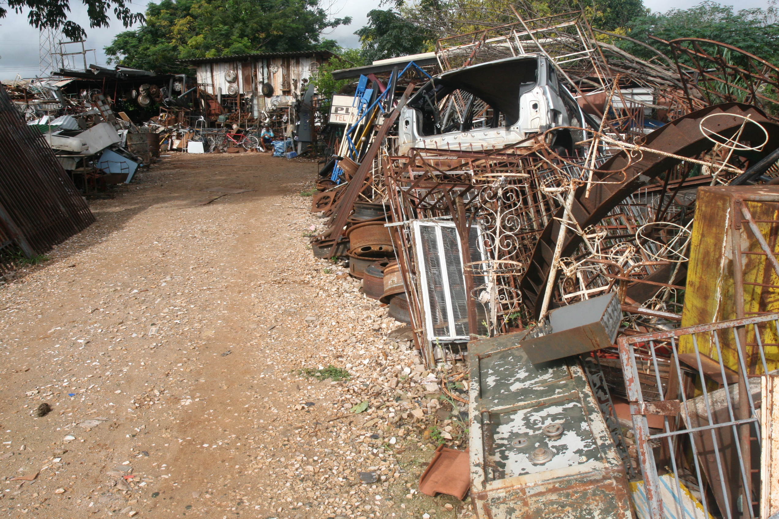 A partir de agora os muros que cercam os terrenos de ferros-velhos devem ter 2,5 metros de altura | Divulgação