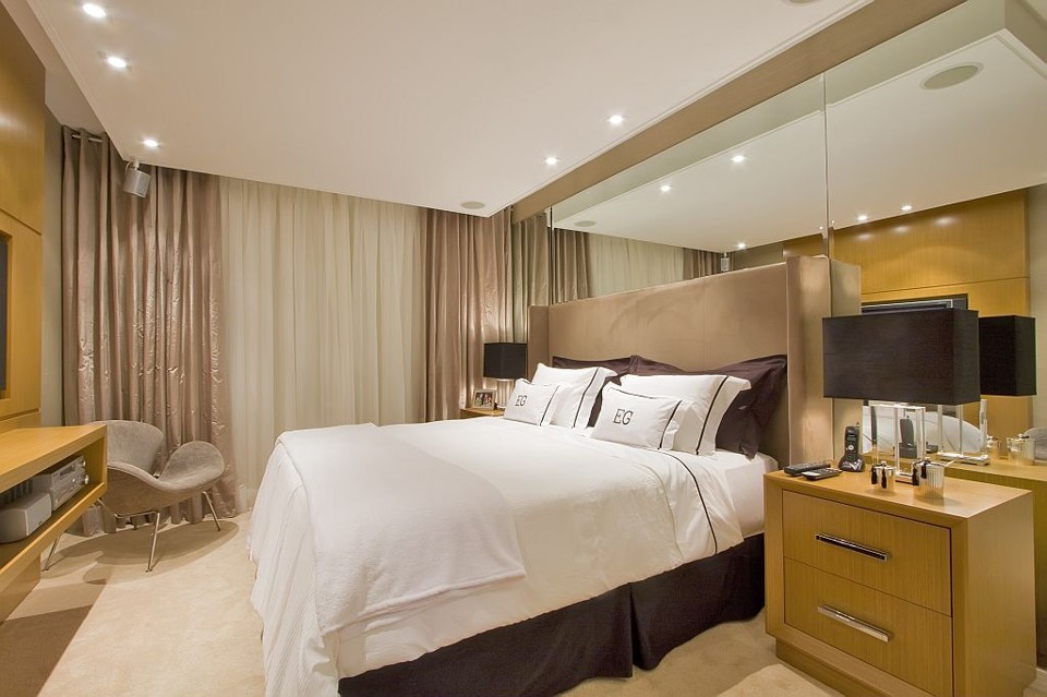 Amplitude espelhada No projeto de Luciana Baggio, os espelhos dão sofisticação e amplitude ao quarto de dormir | Andrea Paccini