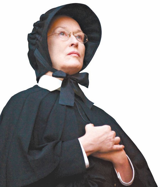 Meryl Streep, no papel de uma freira vingativa em Doubt, está entre as indicada a melhor atriz (drama) |