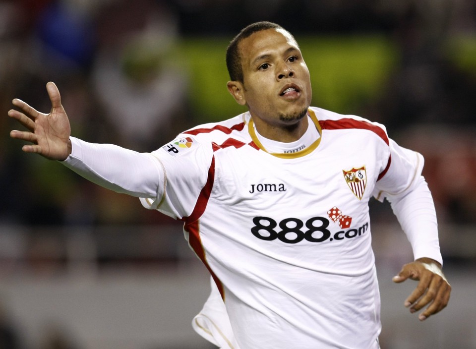 Luís Fabiano marca em vitória do Sevilla na Copa do Rei Luis Fabiano foi decisivo na vitória do Sevilla sobre o La Coruña | Marcelo del Pozo / Reuters