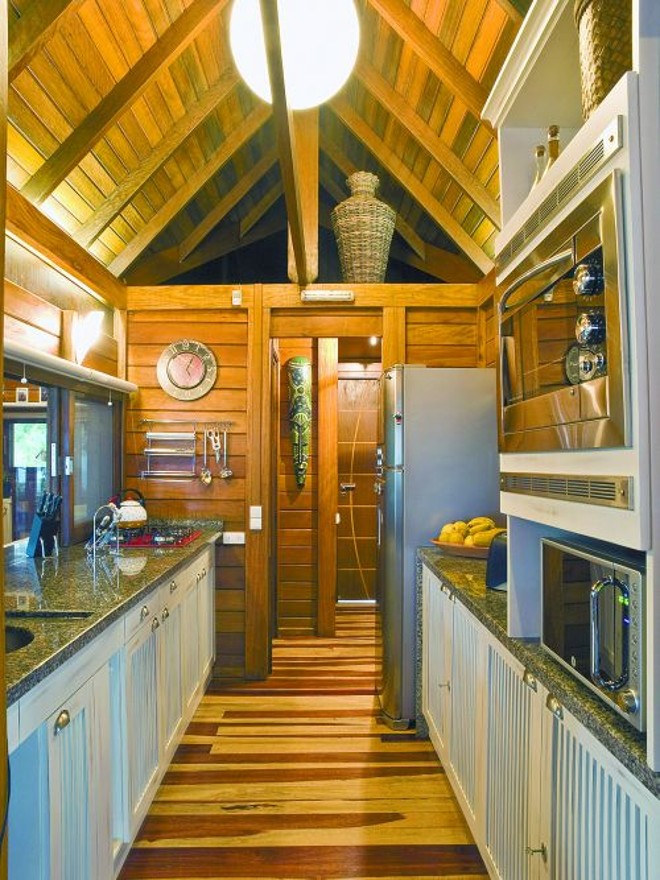 O aço inox na cozinha faz contraponto à rusticidade |