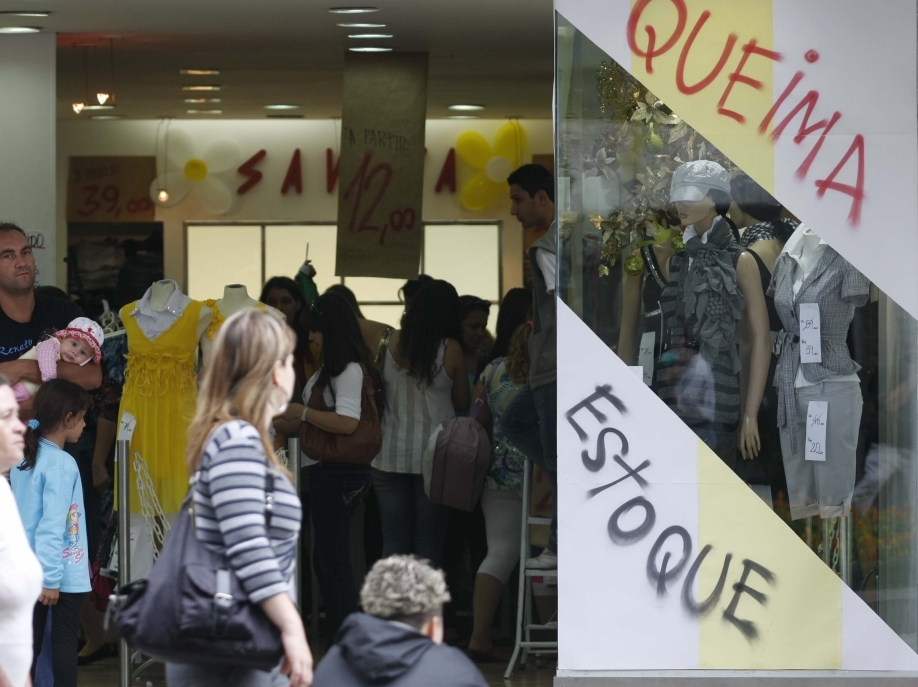 Lojas de Curitiba cortaram preços em até 70%: é preciso oferecer bons motivos para fazer o cliente pôr a mão no bolso | Daniel Derevecki/Gazeta do Povo