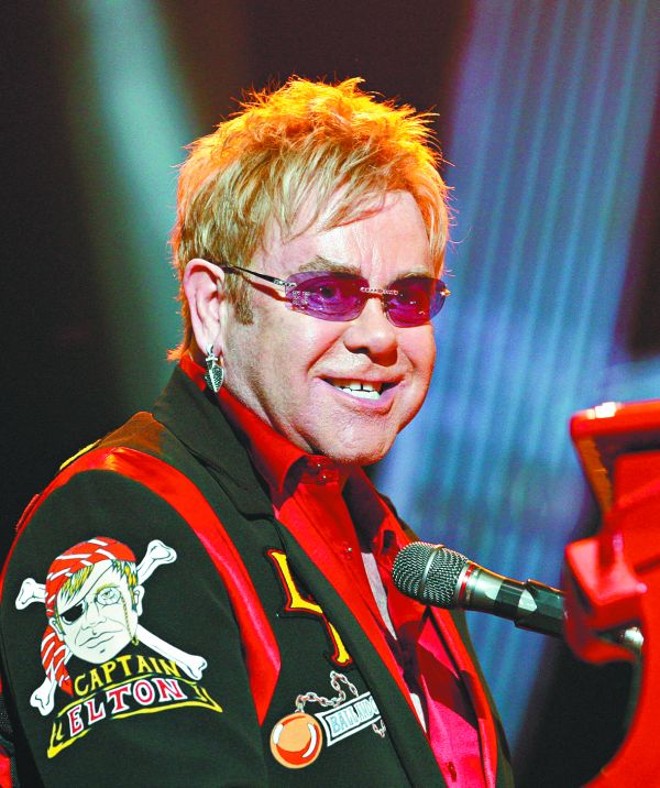 Elton John estará acompanhado de James Blunt nos shows em São Paulo, Rio e Porto Alegre |