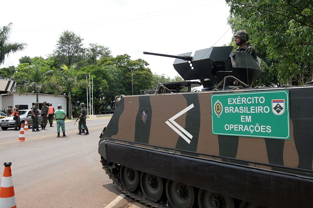 Exercício militar realizado em outubro de 2008 em Guaíra, em operação de combate ao tráfico de drogas | Christian Rizzi/Gazeta do Povo
