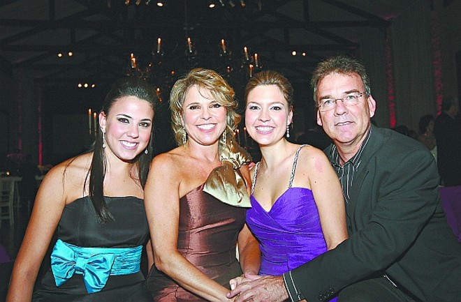 Nicole Franck(de roxo) formou-se em Medicina pela Faculdade Evangélica na última sexta-feira e deu uma alegria extra à família: obteve a melhor média geral de todo o curso. Agora vai se especializar em endocrinologia no exterior. Na foto, a nova médica com os pais Elizabeth e Hamilton Franck (ele, presidente do Sinduscon) e a irmã Erica na festa pela formatura, na Central Hall. |