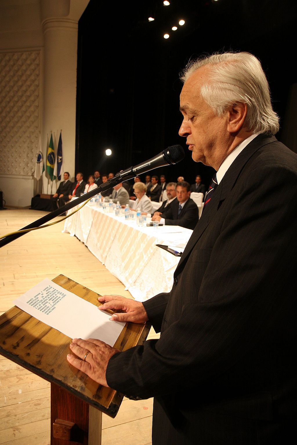 Wosgrau assina o termo de posse: 1º prefeito reeleito em Ponta Grossa | Henri Mileo/Gazeta do Povo