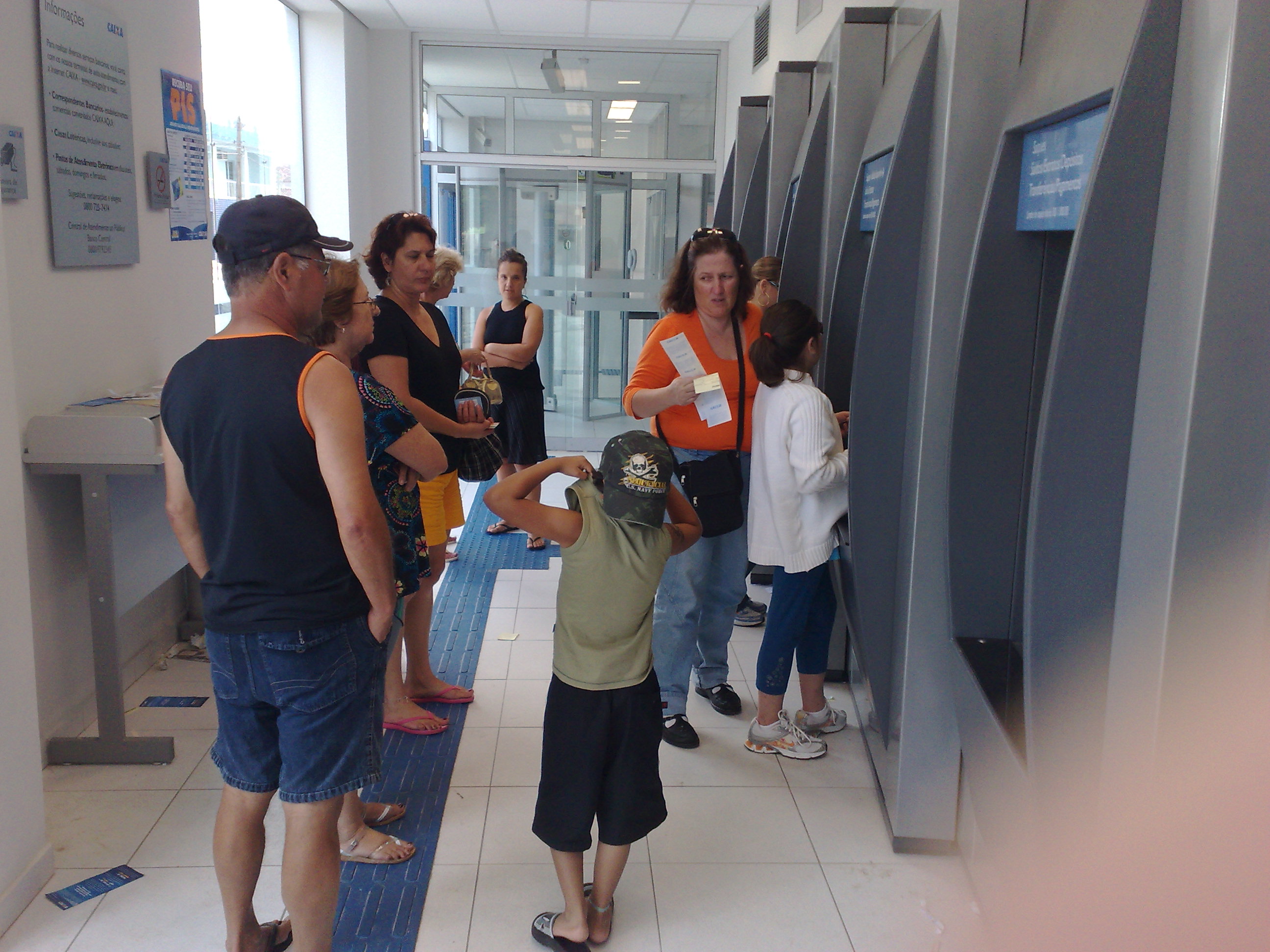 Fila na Caixa Econômica Federal no Centro de Matinhos | Robson Martins / Gazeta do Povo