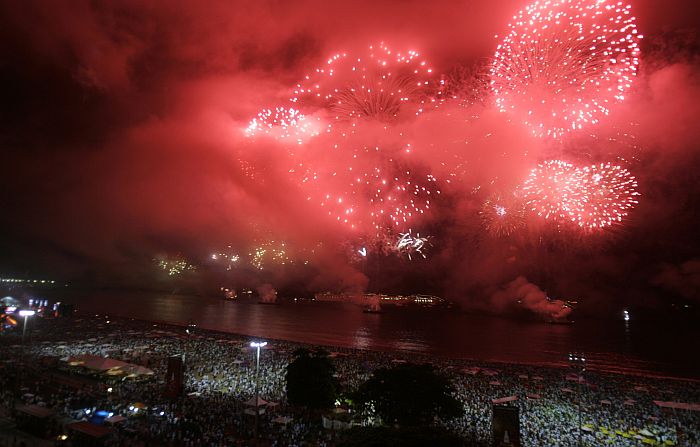 Na praia de Copacabana, no Rio de Janeiro, a passagem de ano foi comemorada com 24 toneladas de fogos | Bruno Domingos/Reuters