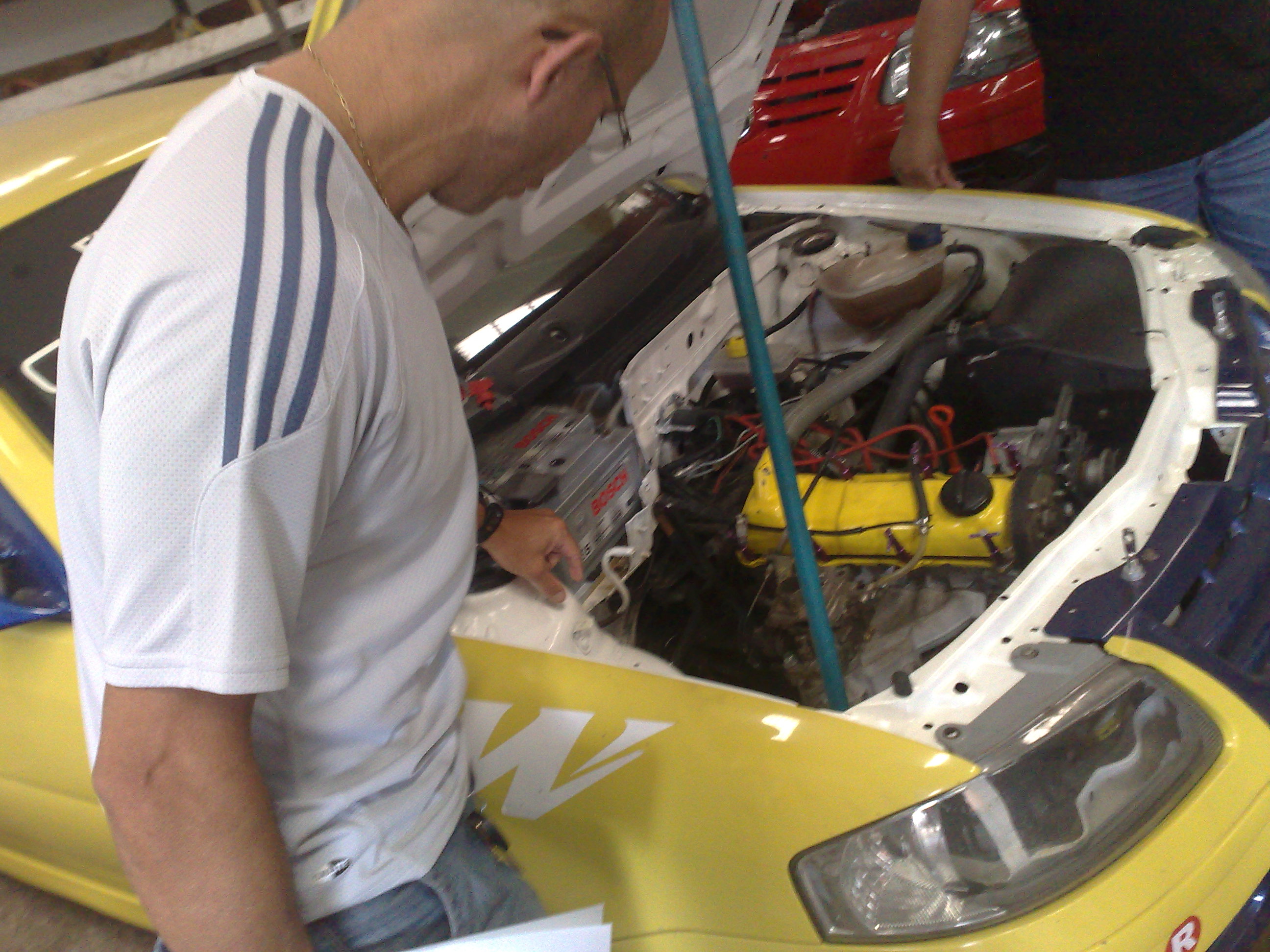 Investigador inspeciona carro supostamente ilegal em oficina que prestava serviços a veículos de corrida | João Varella / Gazeta do Povo