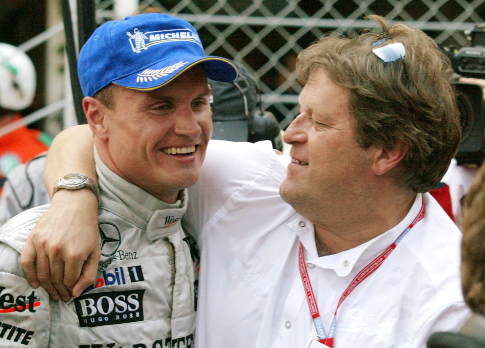 Norbert Haug (à dir.) afirma que é possível que a Mercedes forneça motores a equipe que assumir a Honda neste ano | Robert Pratta / Reuters