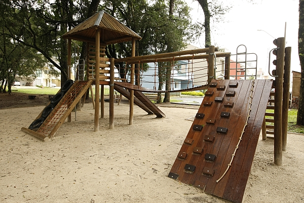 Estruturas em madeira exigem cuidados com as partes lascadas. | Marcelo Elias/Gazeta do Povo