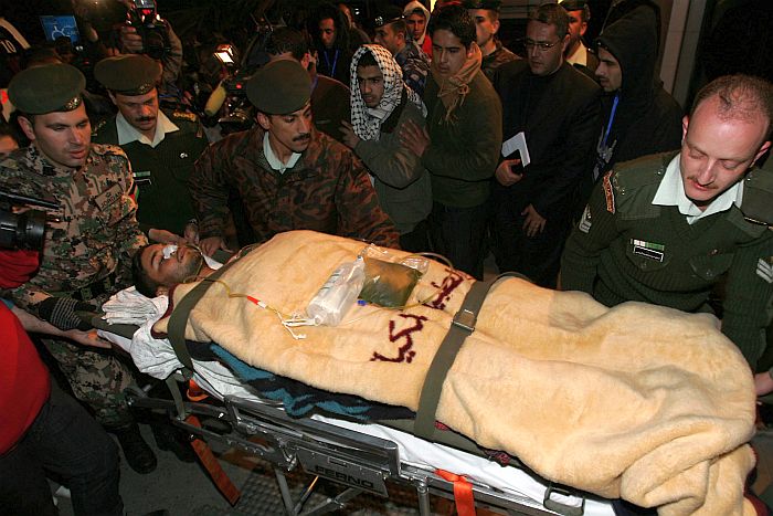 Forças jordanianas recebem ferido em bombardeio de Israel sobre Gaza. Nesta quinta-feira, oito feridos palestinos foram transferidos para a Jordânia | Khalil Mazraawl/Reuters