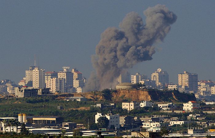 O bombardeio de Israel sobre Gaza continua nesta sexta-feira. A invasão está preparada | Ronen Zvulun/Reuters