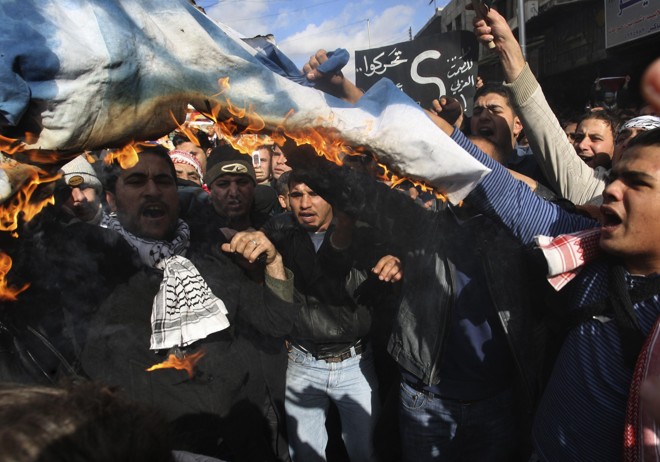 Palestinos queimam bandeiras de Israel em protesto contra os bombardeios na Faixa de Gaza | Ali Jarekji