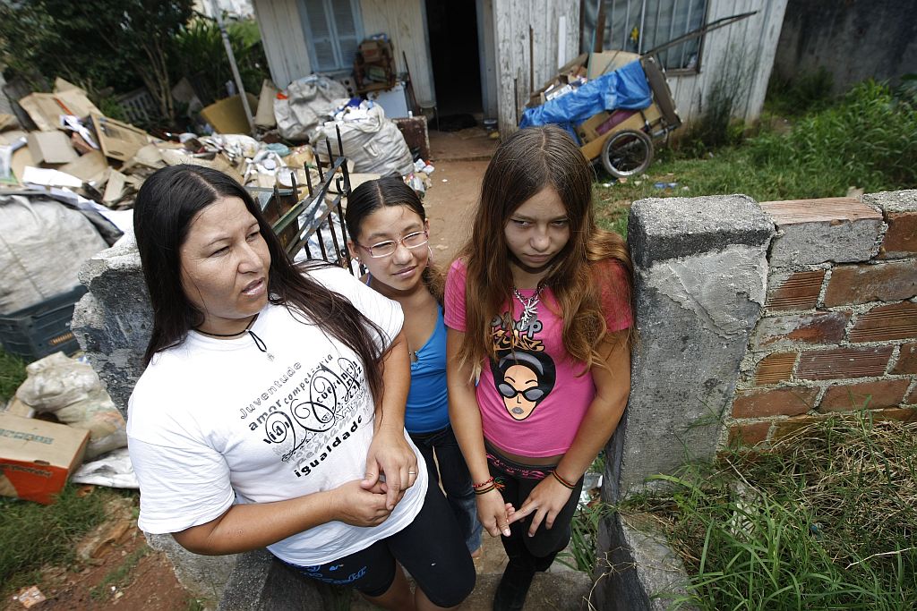 Jucimara Aparecida dos Santos e as filhas Mayara, de 11 anos, Gislaine, 13 anos: vaga garantida só para a filha mais nova. | Marcelo Elias/Gazeta do Povo