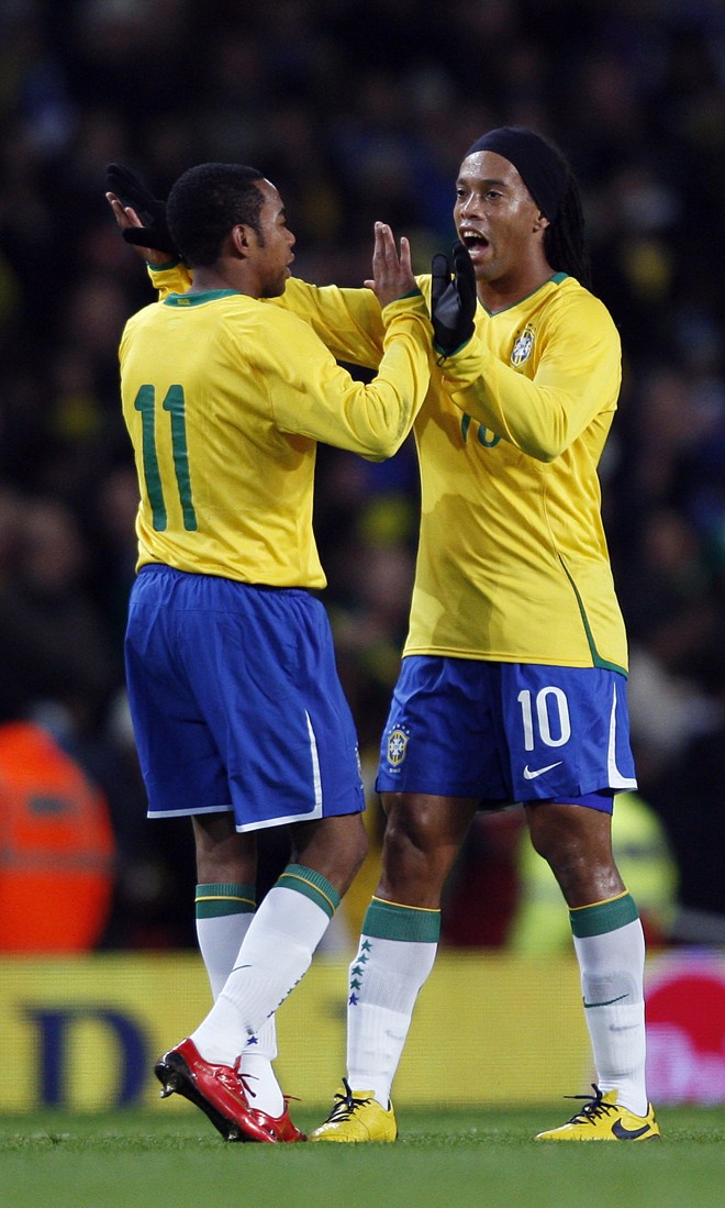 Robinho comemora (com Ronaldinho) o golaço que marcou, o segundo da vitória brasileira sobre a Itália | 