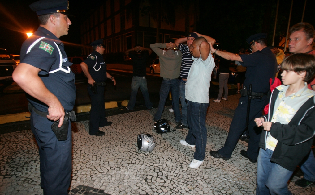 Em Curitiba, Guarda Municipal fez abordagens a motoristas suspeitos de terem exagerado no álcool. | Ivonaldo Alexandre/Gazeta do Povo