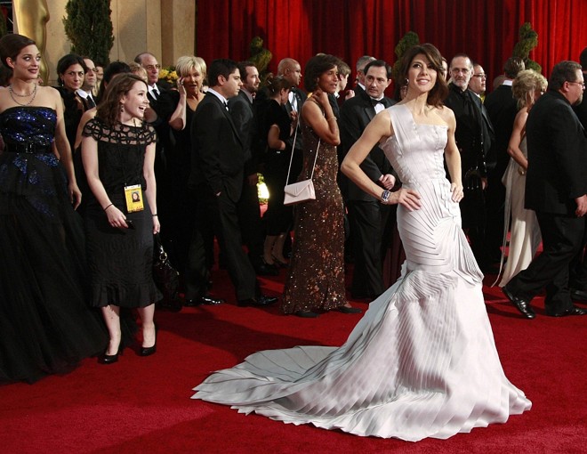 Marisa Tomei com modelo claro e drapeado |