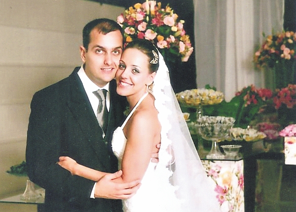 Casamento destaque - Carolina Araújo e Marcos Rodrigues casaram-se em emocionante cerimônia na Igreja São José, em São Paulo, recepcionando os convidados na Casa Petra. A bela noiva é filha de Neusa Maria (Guimarães) e José Ricardo Araújo, de tradicionais famílias paranaenses, residentes em São Paulo e neta dos amigos Dirce e Hamilton Araújo. O noivo é filho de Iara Lícia Peixoto e Antero Gois Rodrigues |