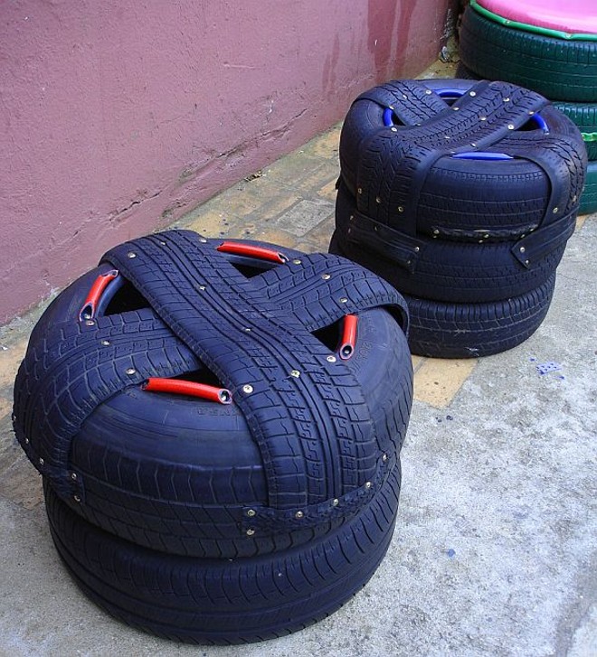 Esse pufe é um dos trabalhos de destaque da ONG Arte Em Pneus, de São Paulo. O móvel é confeccionado com diferentes tamanhos de pneus | 