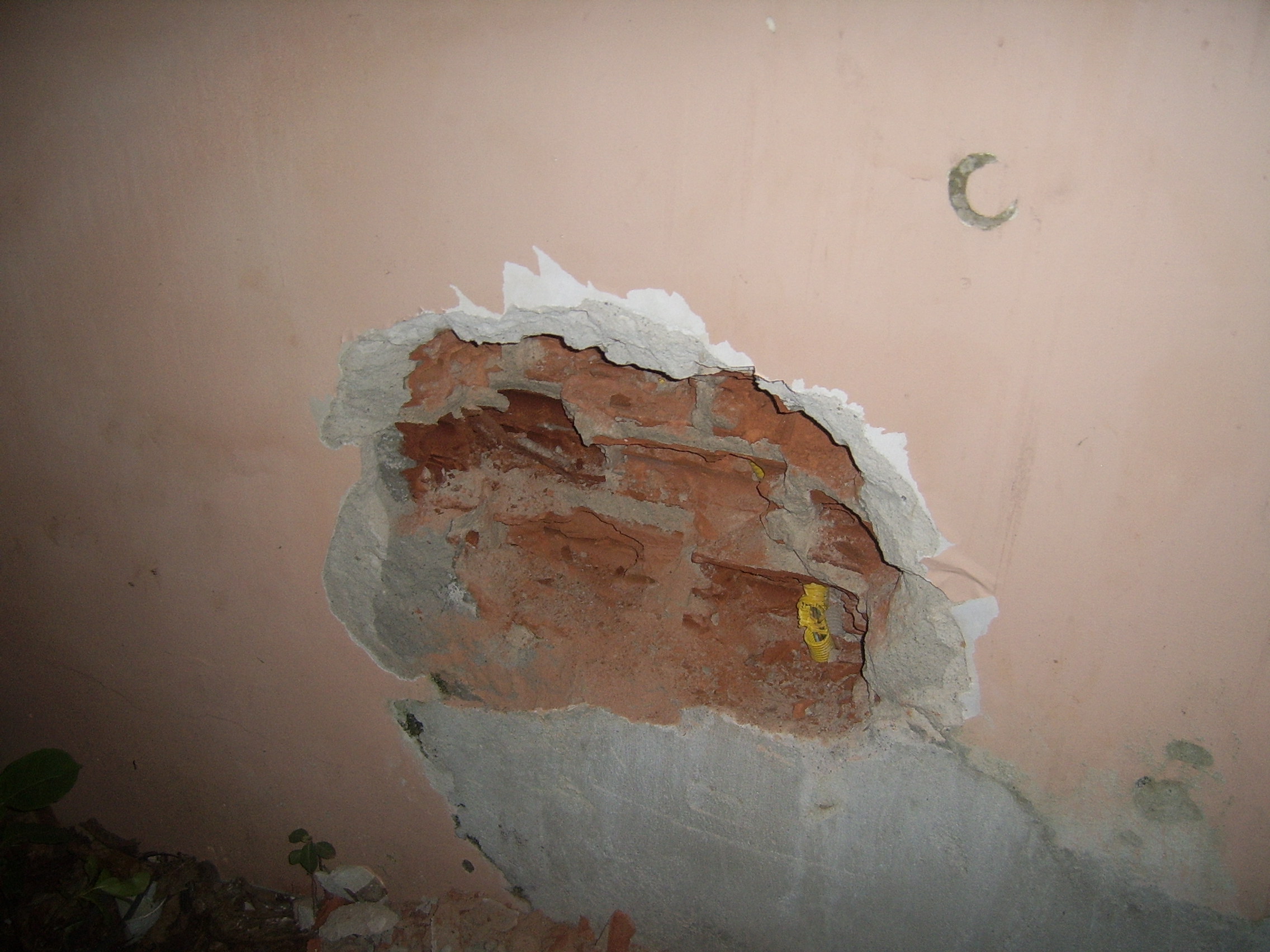 Homem tentou furar parede de banco com alicate de pressão, uma furadeira manual e uma alavanca de ferro | PMPR/Divulgação