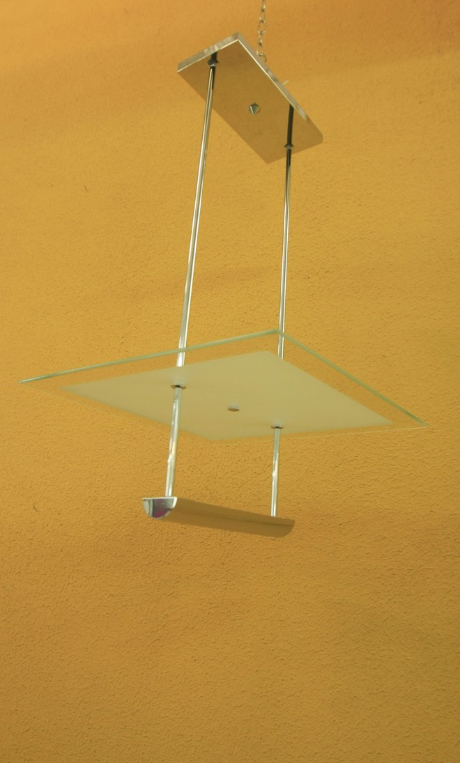 Rebatedor com estrutura de aço polido e detalhe em vidro. Na Casa Suissa por R$ 425. | 