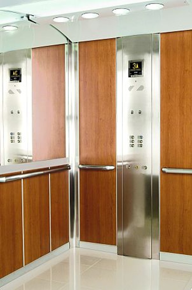 Com opção de acabamento em aço inox ou madeira, o Gen2 Comfort, da Otis, não possui casa de máquinas. A economia no consumo de energia pode ser de até 40%. |