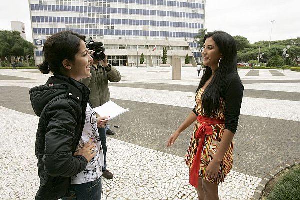 Estreia na tevê - Já no seu primeiro dia de estrela, Flávia concedeu entrevista ao programa Plug, da RPC-TV, apresentado ontem | Marcelo Elias/Gazeta do Povo