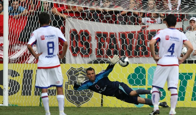 De pênalti, Rafael Moura fez o segundo, sem chances para o goleiro Ney | 