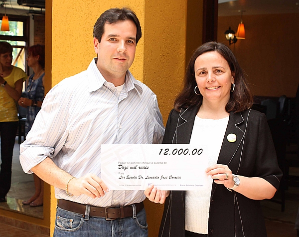 O presidente do Graciosa Country Club, Tobias de Macedo, e a coordenadora da campanha Vamos fazer uma Vaquinha, Ana Cláudia Fontana França, durante a entrega simbólica do cheque de R$ 12 mil em prol da construção da nova sede do Lar Escola Dr. Leocádio José Correia. | Gilson Janchuky