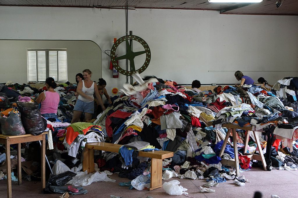 Dois meses depois da chuva que arrasou parte de Santa Catarina, montes e montes de roupas doadas ainda não foram separadas e distribuídas, mas todos que precisavam já foram atendidos | Hedeson Alves/Gazeta do Povo