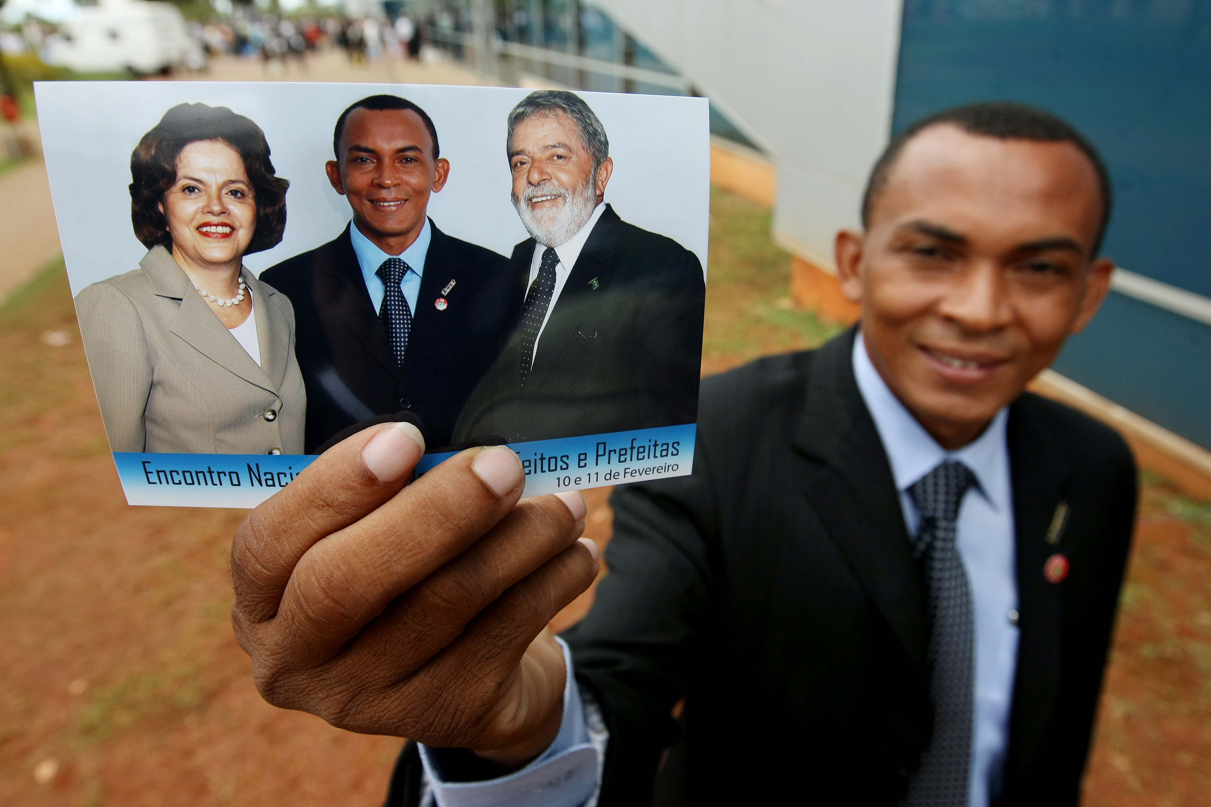 Raimundo Pessoa, de Timbiras (MA), com a foto ao lado de Lula e Dilma: e não é que a montagem ficou supimpa? | Celso Júnior/AE