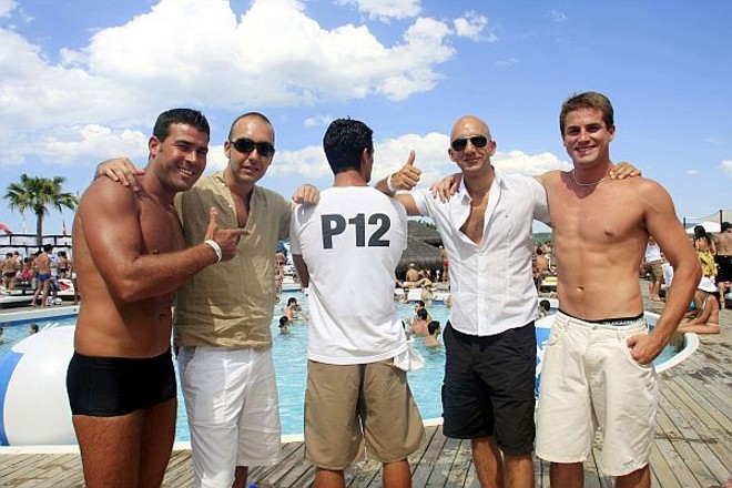 Da esquerda para a direita: o australiano Brad, os irmãos italianos Vicenzo e Federico e o anfitrião brasileiro Lucenio | 