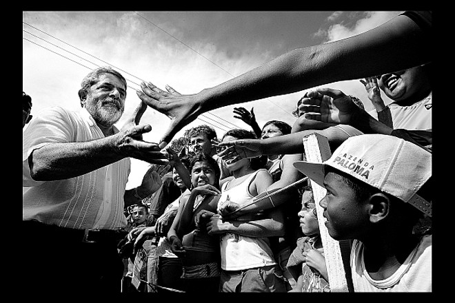 Presidente Lula saúda populares em Rio Branco | 