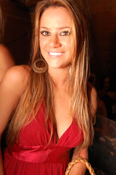 Taiane Belinati foi uma das belas curitibanas que curtiram o carnaval eletrônico do Warung Beach Club, na Praia Brava de Itajaí (SC), na última sexta-feira. A festa foi comandada pelo DJ britânico John Digweed. Hoje, o alemão Sven Vath leva seus sets para a pista do Warung. | Jhonatan Sauer