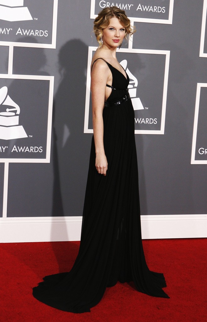 A cantora Taylor Swift também optou pelo preto, em um vestido Kaufman Franco | 