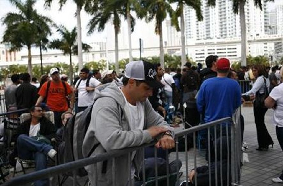 Pessoas esperam em fila para se candidatar a 35 vagas como bombeiro em Miami, na Flórida | Carlos Barria/Reuters