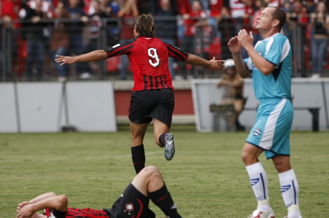 Rafael Moura comemora o quinto gol dele no Paranaense | 