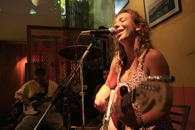 Lagoa da Conceição - Na rua das Rendeiras e na avenida Afonso Neto, um barzinho fica ao lado do outro, o que compõe um cenário musical bem variado: pop-rock, samba, bossa nova, reggae, música latina. 