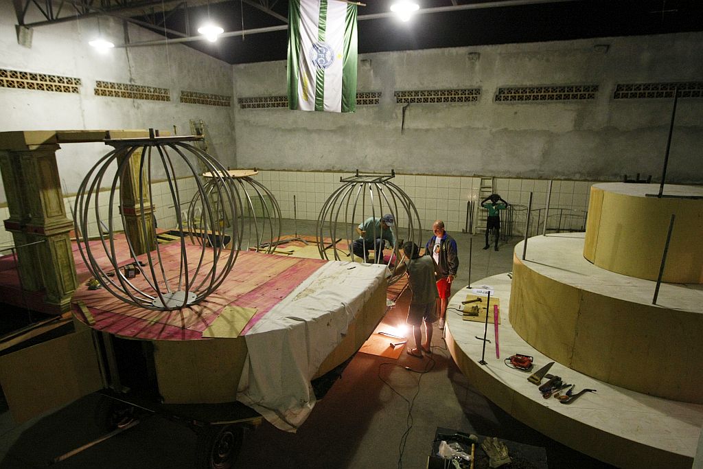 Integrantes da Acadêmicos da Realeza capricham na montagem dos carros alegóricos para o desfile que vai homenagear o centenário do Coritiba | Pedro Serápio/Gazeta do Povo