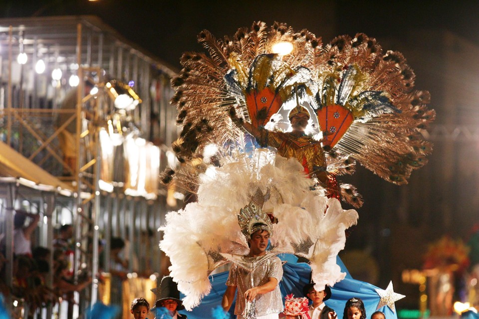 Desfile do grupo de acesso do carnaval parnananguara começou às 20 horas de sábado | Daniel Castellano/Gazeta do Povo