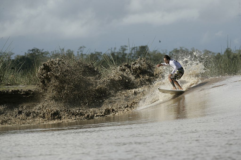 O surfista Sérgio Laus espera ficar mais de 10,1 km na onda do rio Araguari, batendo o próprio recorde de permanência na pororoca | Divulgação