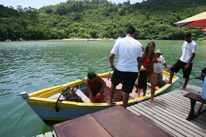 O acesso é feito de barco, próprio ou oferecido pelos estabelecimentos | 