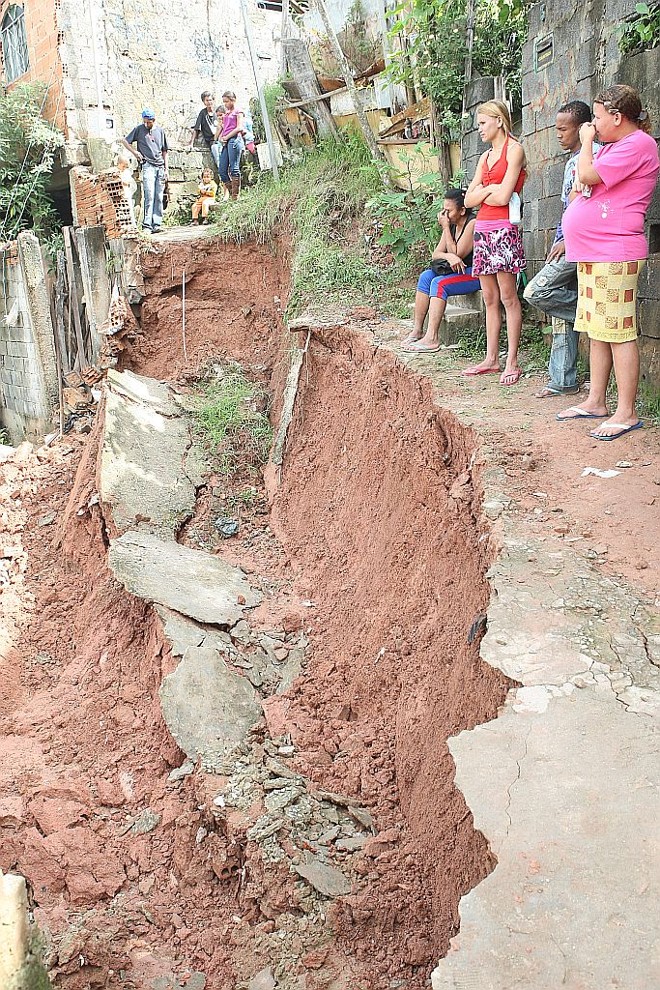 Rastro de destruição em Minas Gerais: 100 mil desabrigados |
