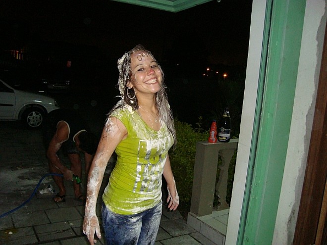 Camilla Meira passou em Ciências Contábeis e a família se encarregou do trote. A caloura lembra que os parentes também precisaram limpar tudo depois. | 