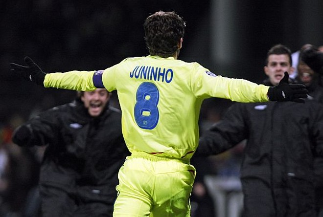 Juninho Pernambucano corre para comemorar o golaço contra o Barcelona | 