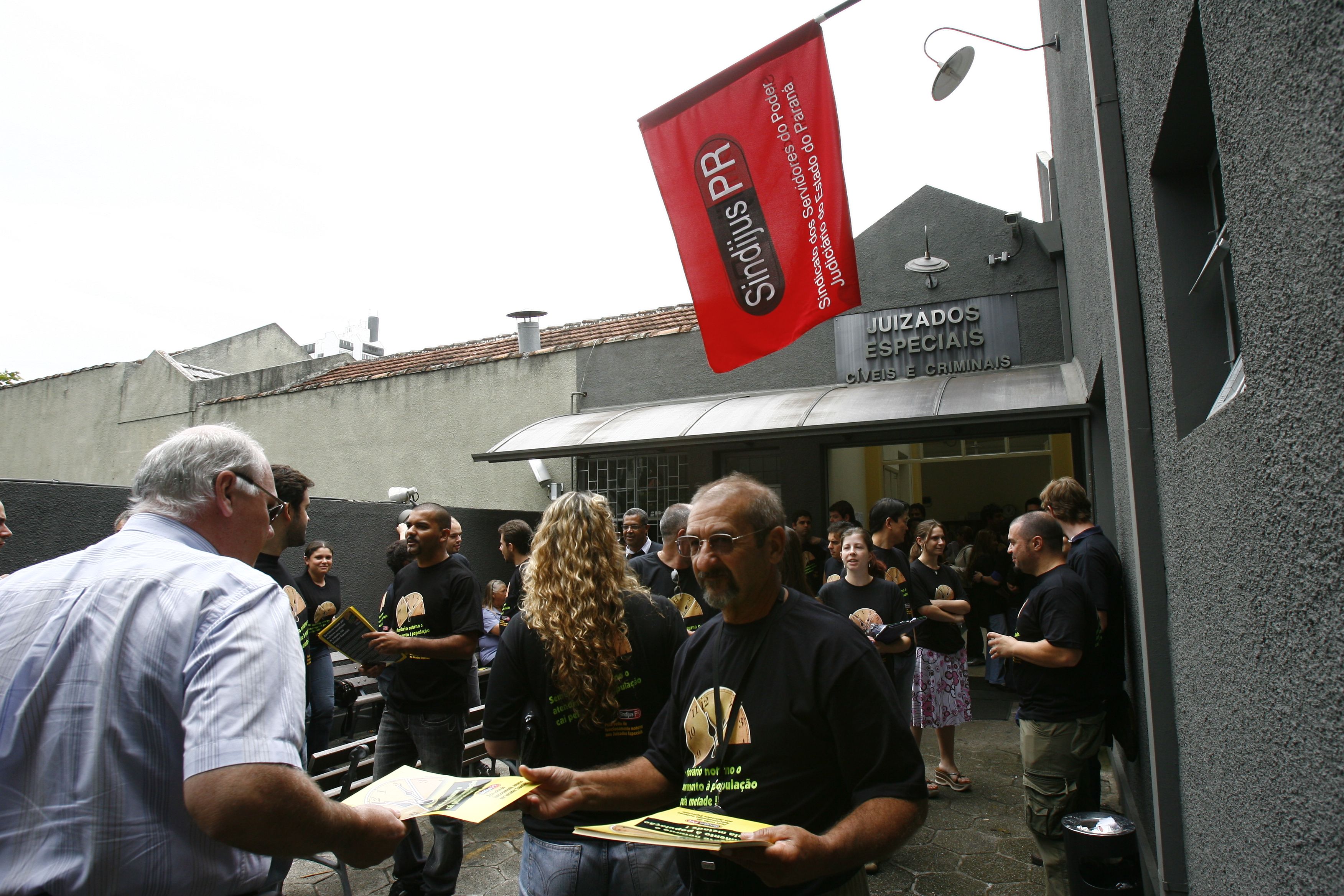 Servidores dos Juizados Especiais recolheram assinaturas para abaixo-assinado que pretendem entregar ao presidente do TJ | Marcelo Elias - Gazeta do Povo